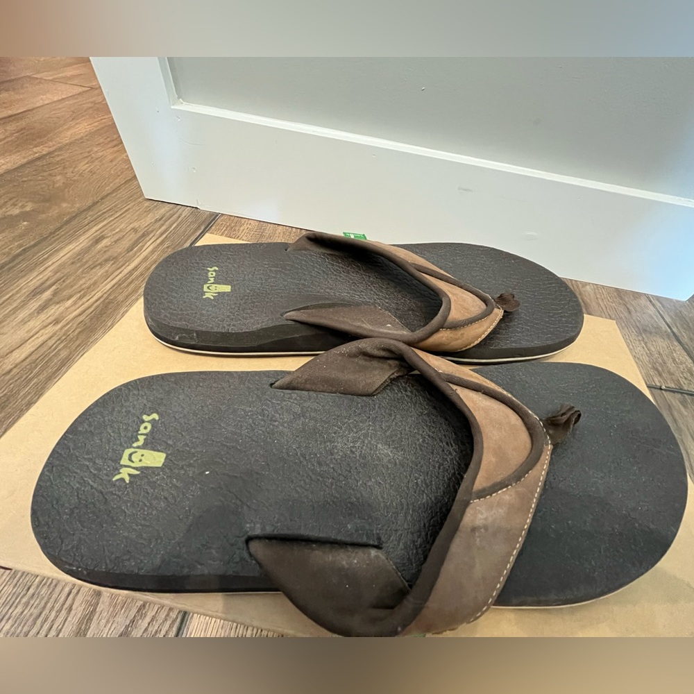 Men's Sanuk flip flops Size 11